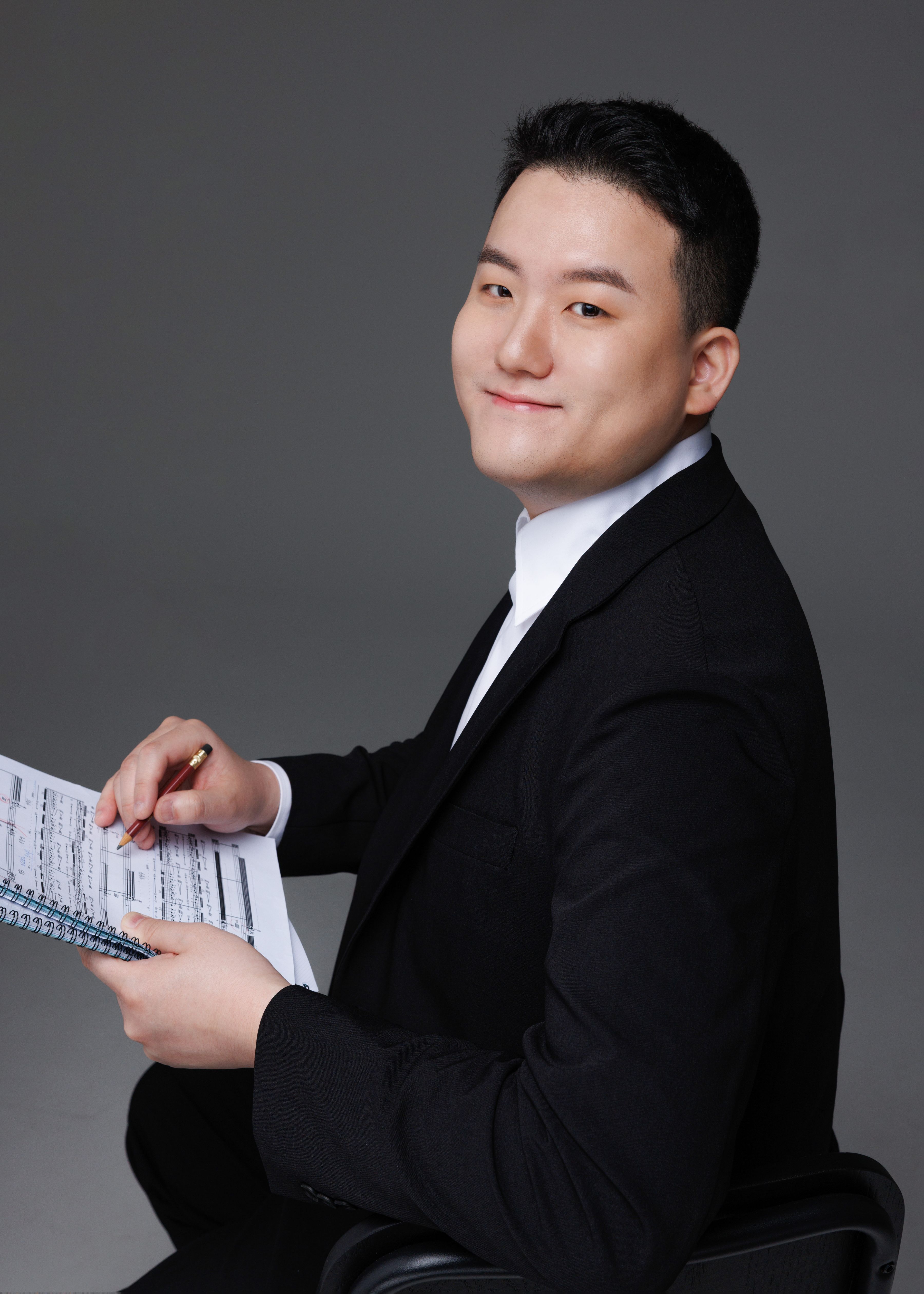 Jungsu Kwon writing on a score